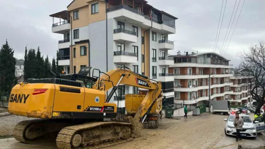 Hafriyat kamyonu istinat duvarında askıda kaldı