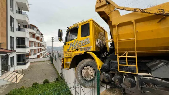 Hafriyat kamyonu istinat duvarında askıda kaldı