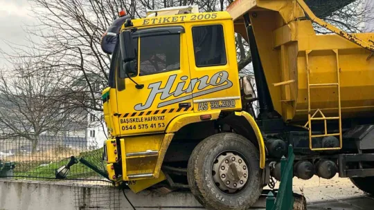 Hafriyat kamyonu istinat duvarında askıda kaldı
