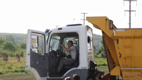 Hafriyat kamyonuyla çarpışan otomobil kağıt gibi ezildi: 2 ölü