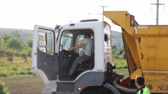 Hafriyat kamyonuyla çarpışan otomobil kağıt gibi ezildi: 2 ölü