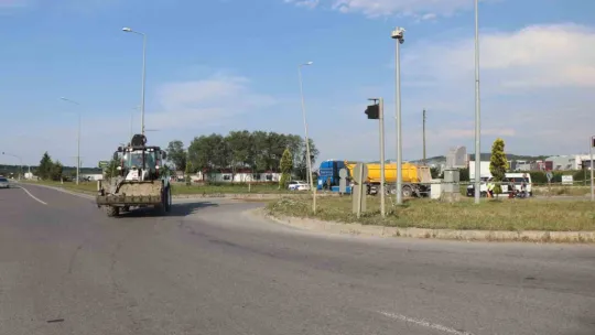 Hafriyat kamyonuyla çarpışan otomobil kağıt gibi ezildi: 2 ölü