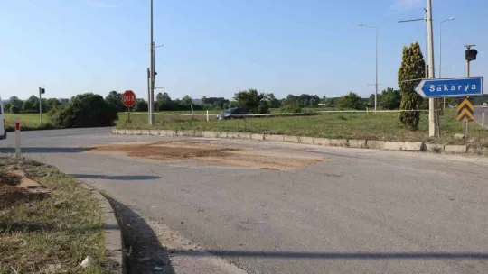 Hafriyat kamyonuyla çarpışan otomobil kağıt gibi ezildi: 2 ölü