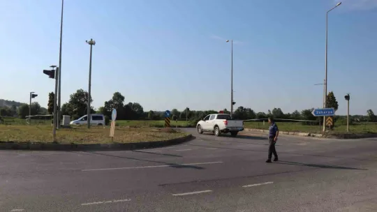 Hafriyat kamyonuyla çarpışan otomobil kağıt gibi ezildi: 2 ölü