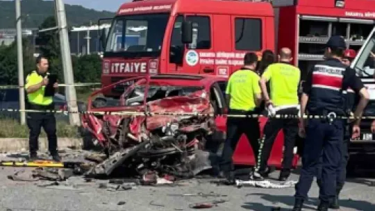 Hafriyat kamyonuyla çarpışan otomobil kağıt gibi ezildi: 2 ölü