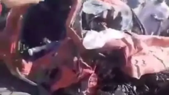 Hafriyat kamyonuyla çarpışan otomobil kağıt gibi ezildi: 2 ölü