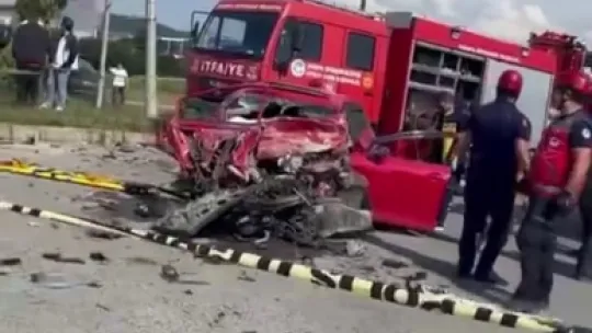 Hafriyat kamyonuyla çarpışan otomobil kağıt gibi ezildi: 2 ölü