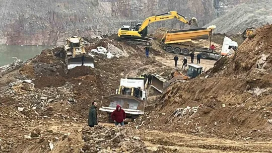 Hafriyat toprağı döküm sahasında toprak kayması