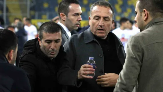 Halil Umut Meler'i saha içerisinde dövdüler