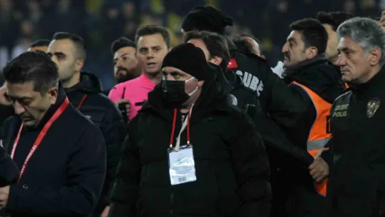 Halil Umut Meler'i saha içerisinde dövdüler
