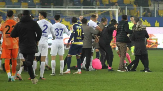 Halil Umut Meler'i saha içerisinde dövdüler