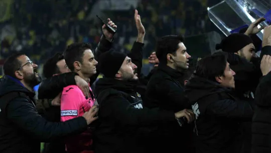 Halil Umut Meler'i saha içerisinde dövdüler
