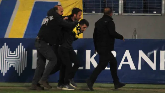 Halil Umut Meler'i saha içerisinde dövdüler