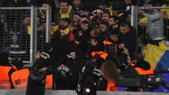 Halil Umut Meler'i saha içerisinde dövdüler