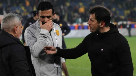 Halil Umut Meler'i saha içerisinde dövdüler