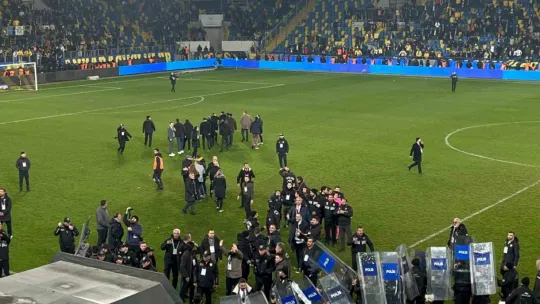 Halil Umut Meler'i saha içerisinde dövdüler