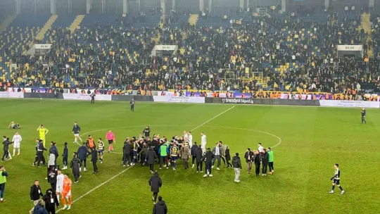 Halil Umut Meler'i saha içerisinde dövdüler
