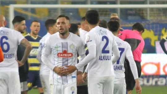 Halil Umut Meler'i saha içerisinde dövdüler