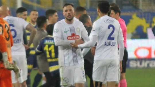 Halil Umut Meler'i saha içerisinde dövdüler