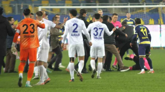 Halil Umut Meler'i saha içerisinde dövdüler