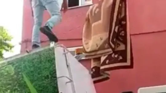 Evin halısı 5. kattan tellerin üzerine düştü!