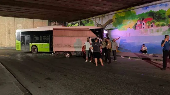 Halk otobüsü ile kamyonet çarpıştı: 2 yaralı