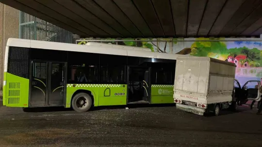 Halk otobüsü ile kamyonet çarpıştı: 2 yaralı