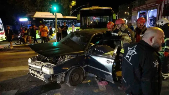 Halk otobüsü ile otomobil çarpıştı: 1 ağır yaralı