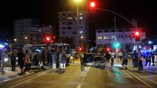 Halk otobüsü ile otomobil çarpıştı: 1 ağır yaralı