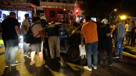 Halk otobüsü ile otomobil çarpıştı: 1 ağır yaralı