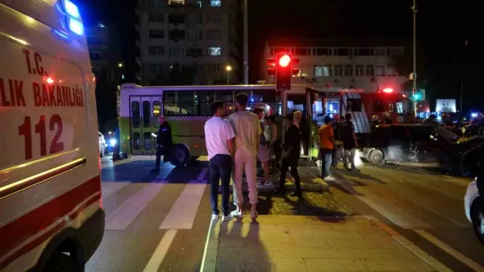 Halk otobüsü ile otomobil çarpıştı: 1 ağır yaralı