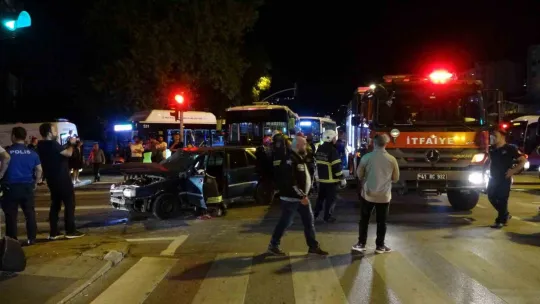 Halk otobüsü ile otomobil çarpıştı: 1 ağır yaralı