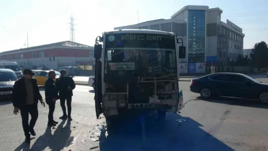 Halk otobüsü ile tehlikeli madde taşıyan tanker çarpıştı