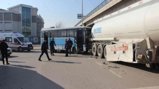 Halk otobüsü ile tehlikeli madde taşıyan tanker çarpıştı