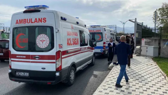 Halk otobüsü kırmızı ışık ihlali yaptı: 1'i ağır 2 yaralı