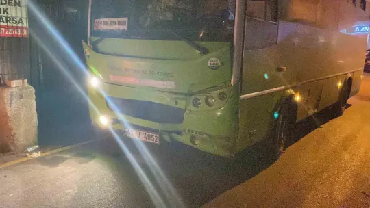 Halk otobüsüne çarpan otomobil takla attı, 1 kişi yaralandı