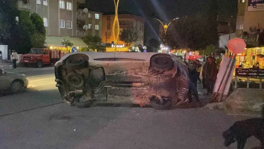 Halk otobüsüne çarpan otomobil takla attı, 1 kişi yaralandı