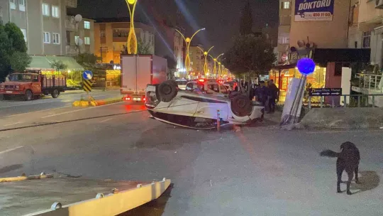 Halk otobüsüne çarpan otomobil takla attı, 1 kişi yaralandı