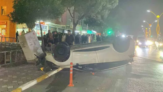 Halk otobüsüne çarpan otomobil takla attı, 1 kişi yaralandı