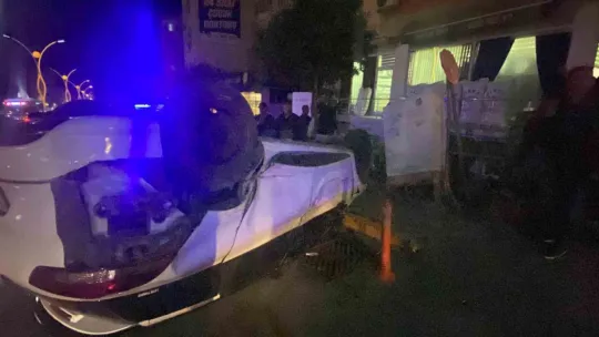 Halk otobüsüne çarpan otomobil takla attı, 1 kişi yaralandı
