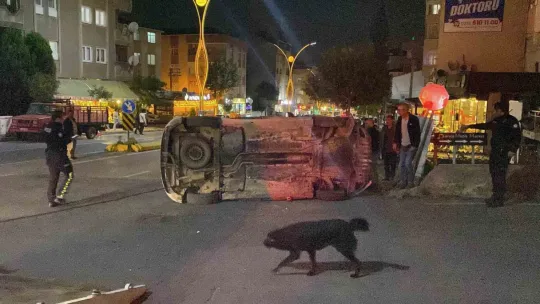 Halk otobüsüne çarpan otomobil takla attı, 1 kişi yaralandı