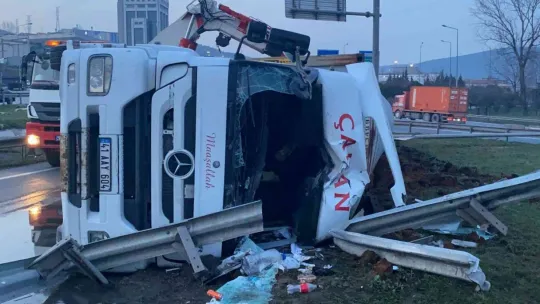 Hammadde yüklü tır yol ayrımında devrildi