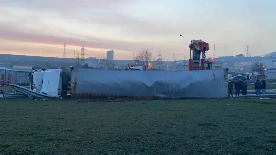 Hammadde yüklü tır yol ayrımında devrildi