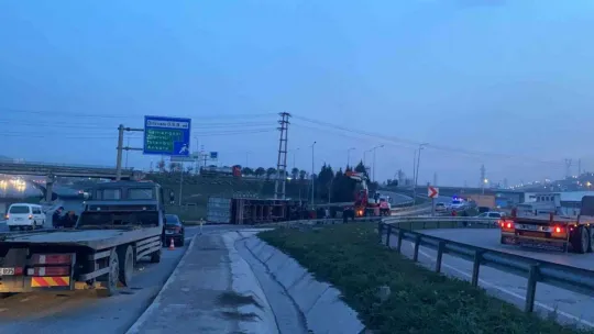 Hammadde yüklü tır yol ayrımında devrildi