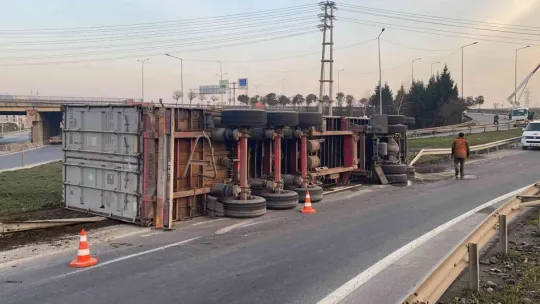 Hammadde yüklü tır yol ayrımında devrildi