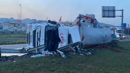 Hammadde yüklü tır yol ayrımında devrildi