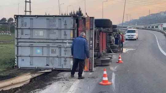 Hammadde yüklü tır yol ayrımında devrildi