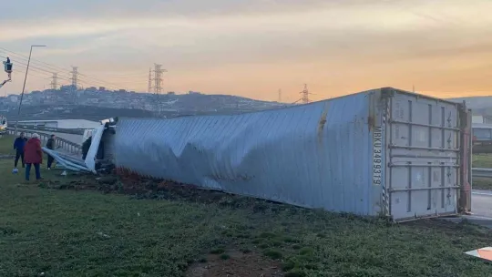 Hammadde yüklü tır yol ayrımında devrildi