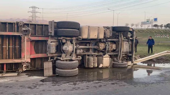 Hammadde yüklü tır yol ayrımında devrildi