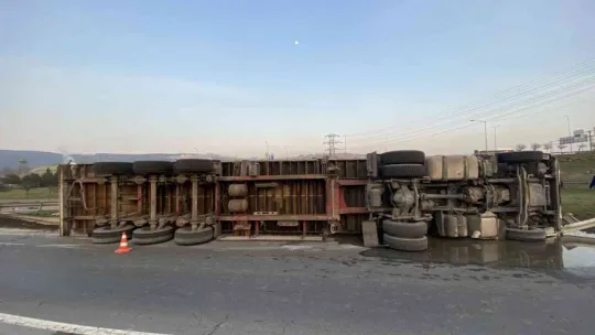 Hammadde yüklü tır yol ayrımında devrildi
